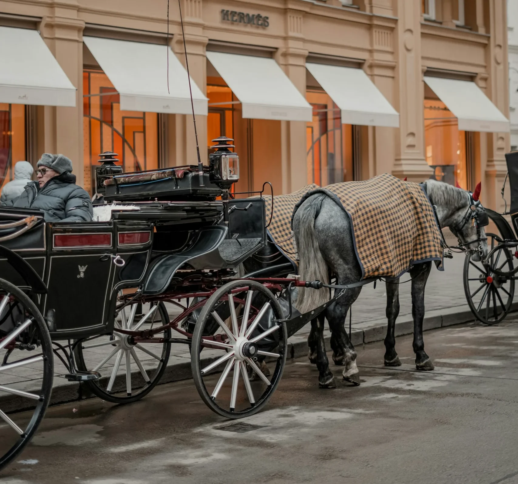 Koň s luxusnou dekou pred historickou budúvou - marketing pre luxusné jazdecké značky
